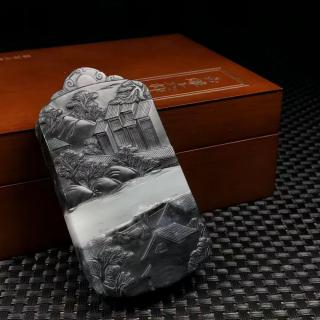 甄玉坊:黑��白永不过时,就像传统的中国山水画,黑白分明的和田玉青花