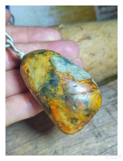 新疆和田玉**金黄皮青花籽料原石挂件,原生原籽密度3.03左