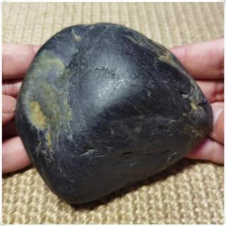 石仓和田玉鉴赏:籽料黄皮白底墨玉青花摆件