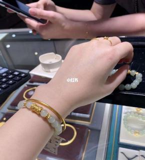 周大福和田玉手串搭配古法金镯子